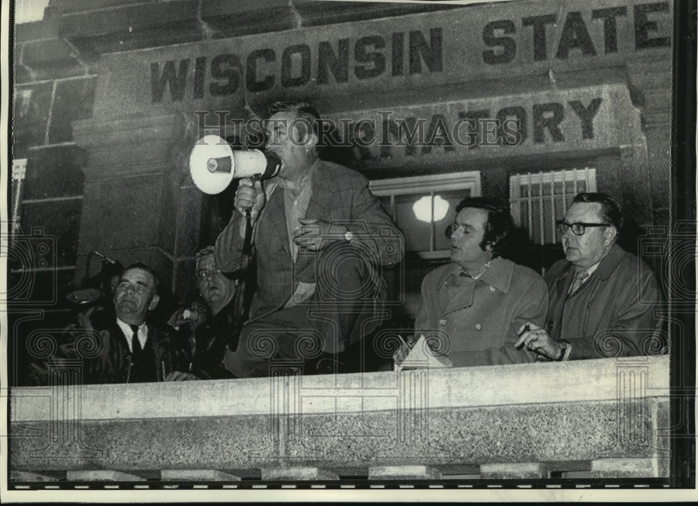 1971 Press Photo Brown County Sheriff Norbert Frochlich speaks to officers. - Historic Images