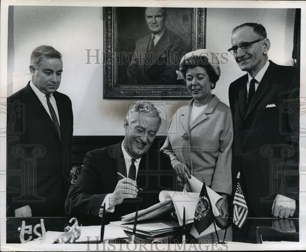 1965 Wisconsin Governor Knowles signs historic reapportionment bill. - Historic Images