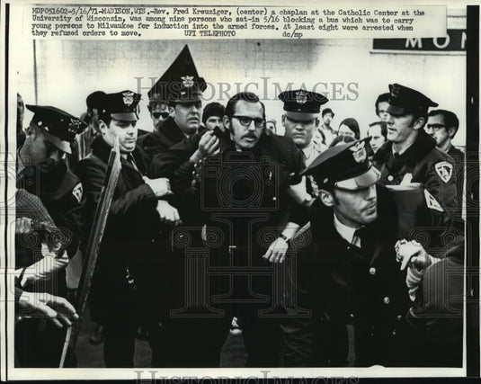 1971 Press Photo Reverend Fred Kreuziger arrested in Madison, Wisconsin - Historic Images