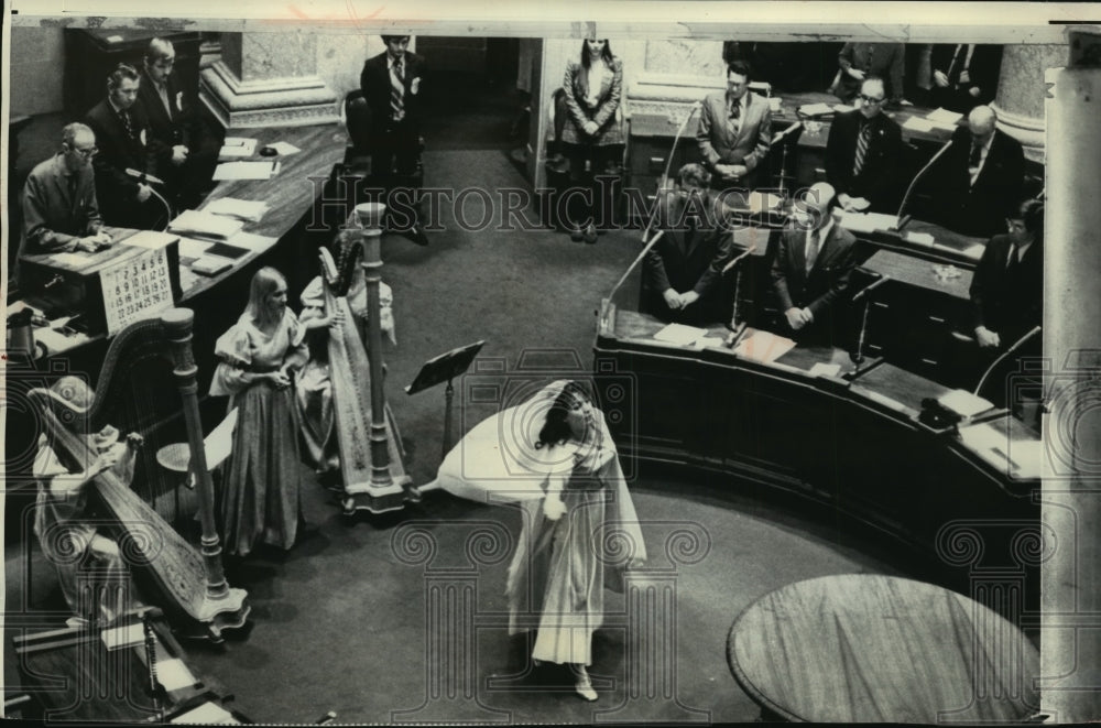 1973 Press Photo Wisconsin Legislature session opens with harp music and dancer,- Historic Images