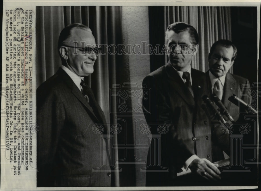 1971 Press Photo Clifford Harden announces Earl Butz, as President Nixon watches - Historic Images