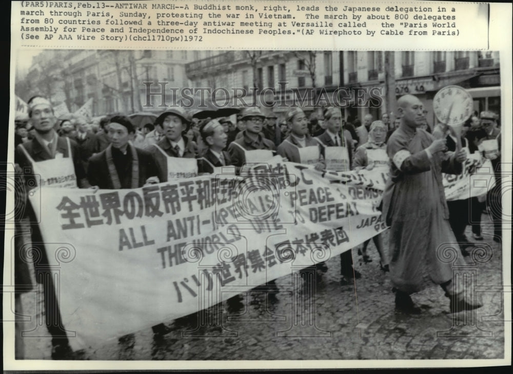 1972 Press Photo Japanese delegation protesting Vietnam war, Paris - mjw03378- Historic Images