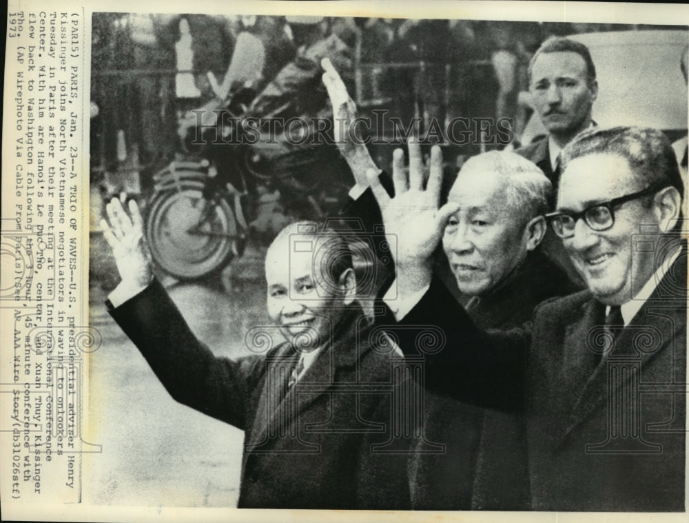 1973 Press Photo Henry Kissinger with North Vietnamese negotiators in Paris - Historic Images