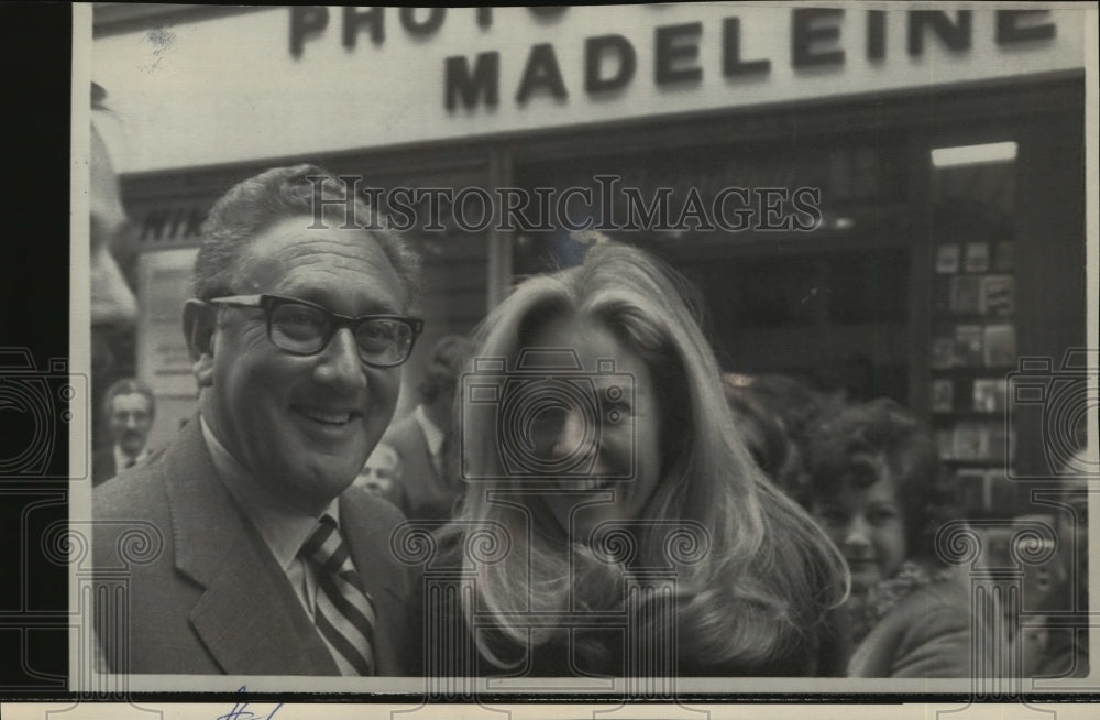 1972 Press Photo Henry Kissinger and companion leave restaurant in Paris, France- Historic Images