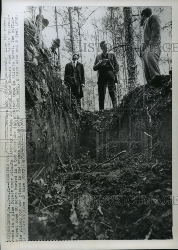 1969 Reporters at trench where kidnapped coed was held, in Georgia - Historic Images