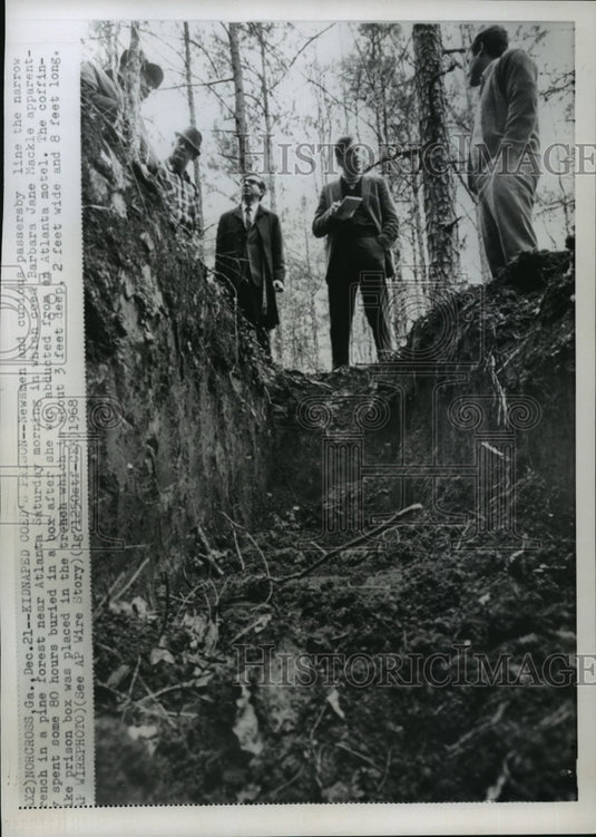 1969 Reporters at trench where kidnapped coed was held, in Georgia - Historic Images