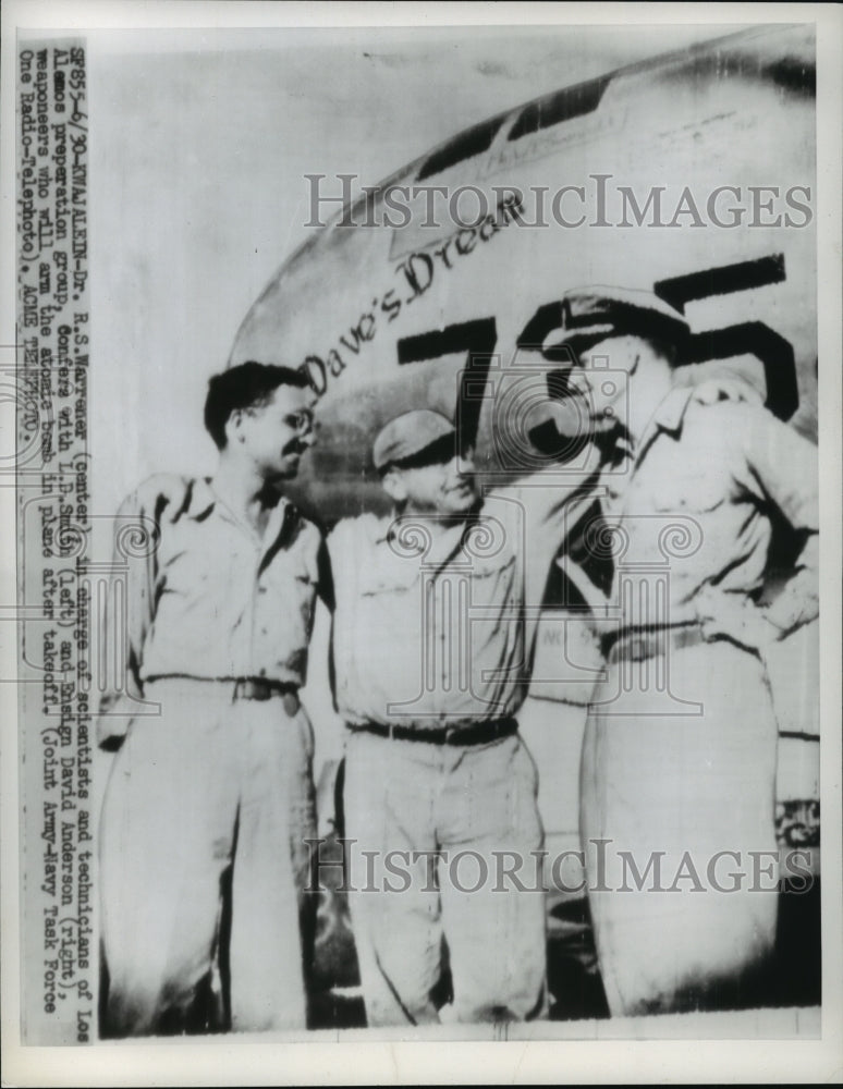1946 Press Photo Dr. R.S. Warrener &amp; scientists who will arm atomic bomb in test - Historic Images