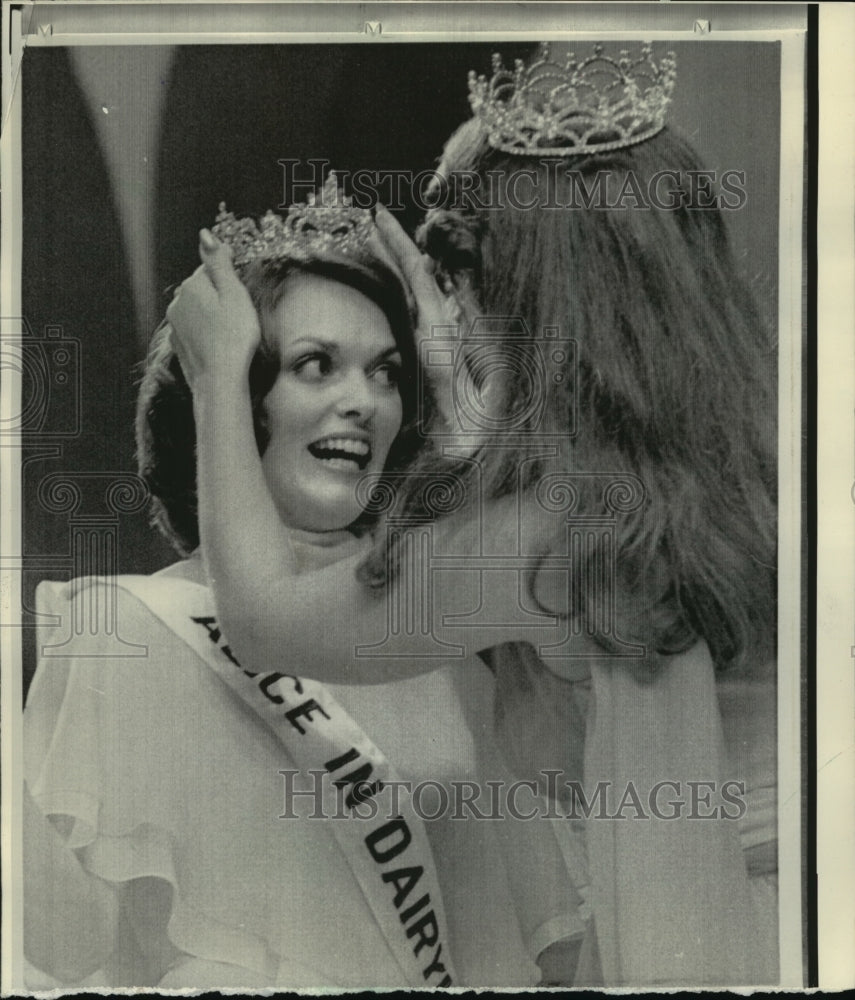 1976 Janice Findlay crowned Alice in Dairyland in state fair pageant - Historic Images