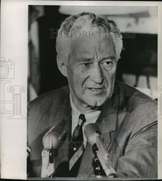 1968 Press Photo Governor Knowles at a press conference - Historic Images