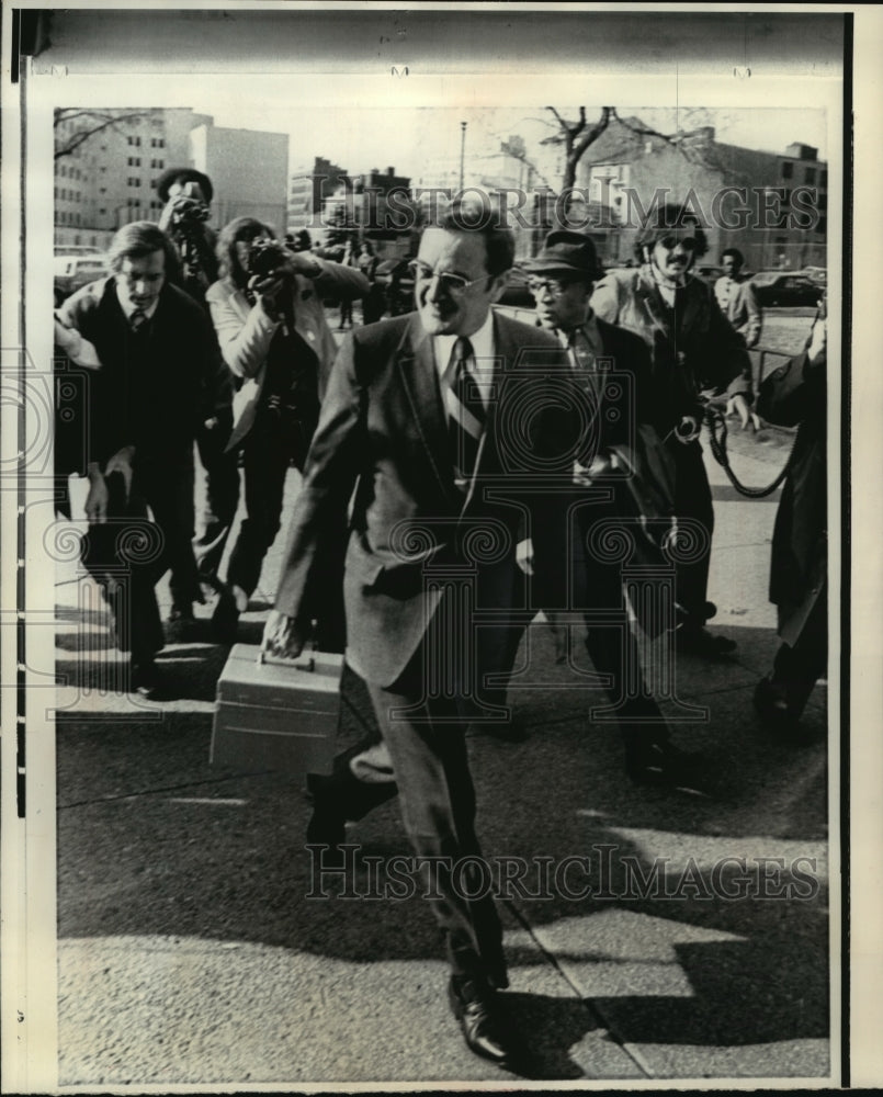 1973 Press Photo J. Fred Buzhardt Arrives With Tapes At US Court In Washington - Historic Images