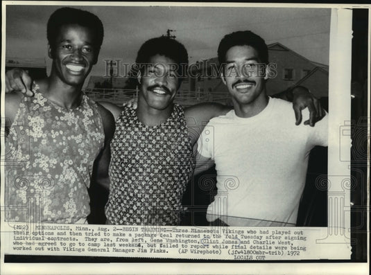 1972 Clint Jones & other Minnesota Vikings have signed contracts - Historic Images