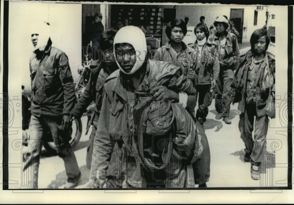 1973 Press Photo Laotian troops straggled back to Pakse after a battle - Historic Images