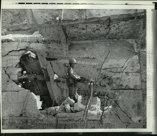 1971 Press Photo South Vietnamese soldier searched an old French outpost in Laos - Historic Images