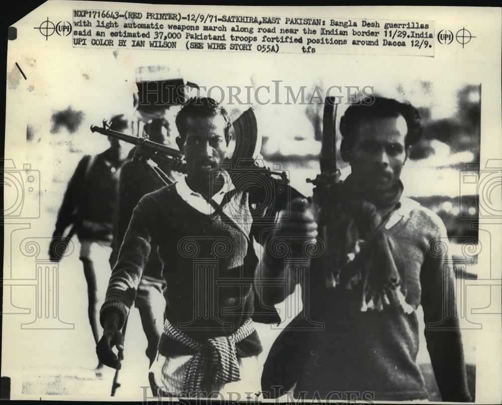 1971 Press Photo Bangla Desh fighters with weapons march along the Indian border- Historic Images