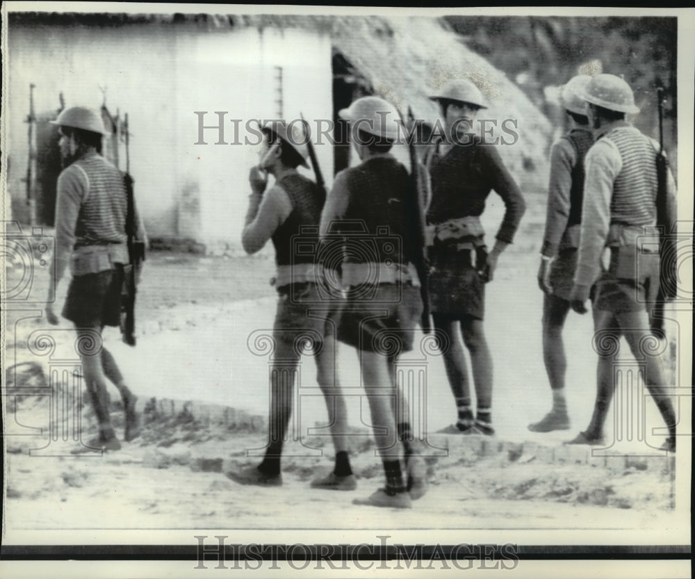1971 Press Photo A rebel group patrolled the streets after Pakistani troops left - Historic Images