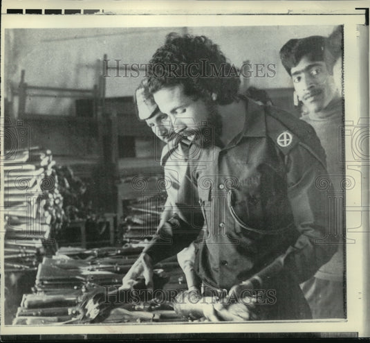 1972 Press Photo Bangladesh guerrilla leader Abdul Siddique surrenders arms - Historic Images