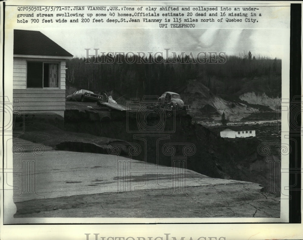 1971 Press Photo Sinkhole swallows 40 homes in St. Jean Vianney, Quebec. - Historic Images