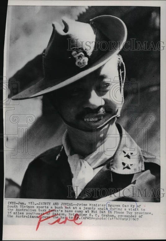 1967 Nguyen Cao Ky Sports Bush Hat At Base Camp At Nui Dat - Historic Images