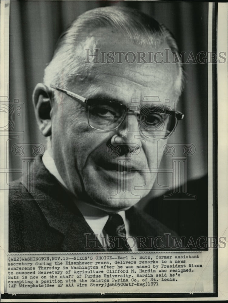 1971 Press Photo Earl L. Butz Delivers Remarks To News Conference In Washington - Historic Images