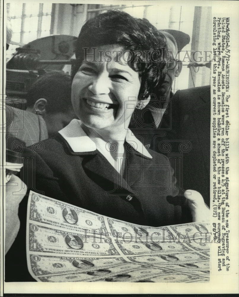 1972 Press Photo Romana Acosta Banuelos Holds Sheet Of New Bills In Washington - Historic Images