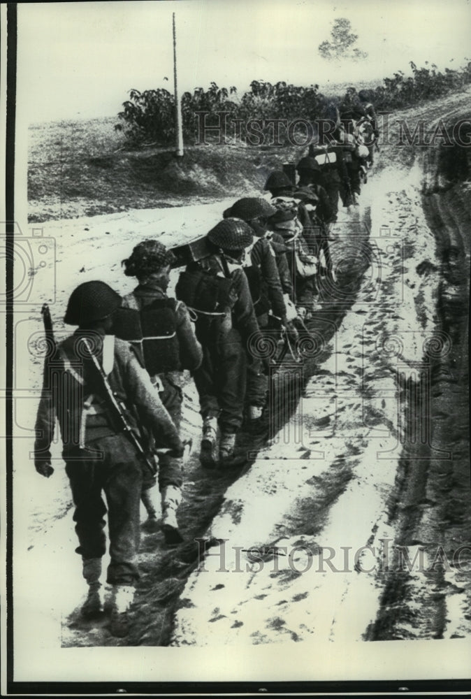 1971 Press Photo Indian troops advance along a desert road in West Pakistan - Historic Images