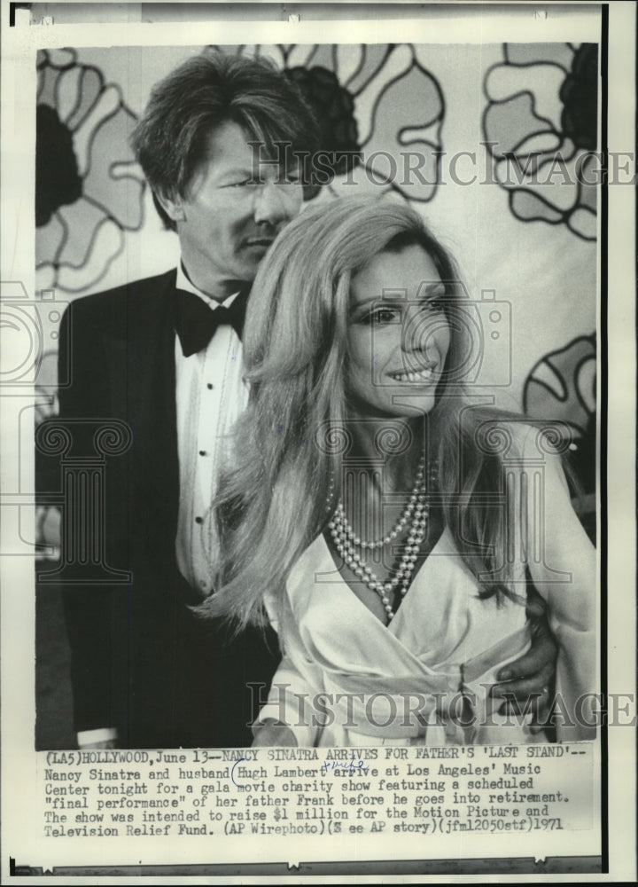 1971 Press Photo Hugh Lambert & wife Nancy Sinatra, Los Angeles' Music Center - Historic Images