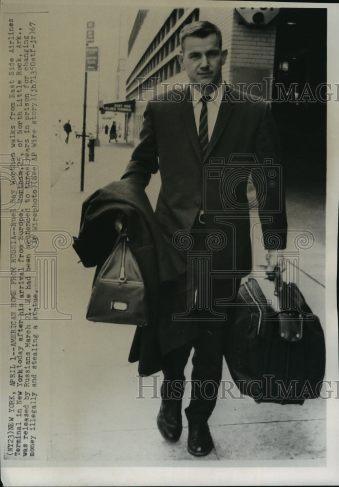 1967 Buel Ray Wortham Walks From Airline Terminal In New York - Historic Images