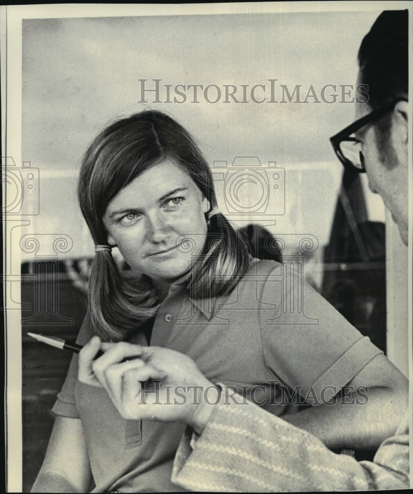 1972 Press Photo Professional Golfer, Jane Blalock talks to press, Sutton, MA - Historic Images