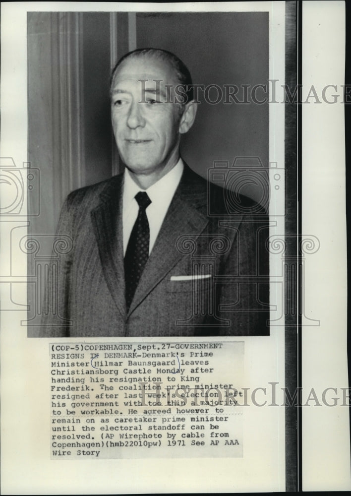 1971 Press Photo Hilmar Baunsgaard Leaves Castle After Resignation In Denmark- Historic Images