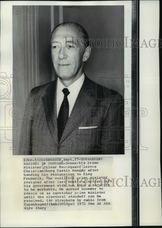 1971 Press Photo Hilmar Baunsgaard Leaves Castle After Resignation In Denmark- Historic Images