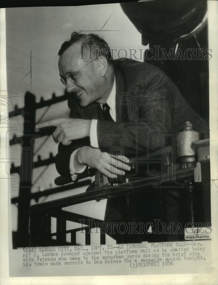 1936 Press Photo Gov. Alf Landon lounges against platform rail in Des Moines - Historic Images