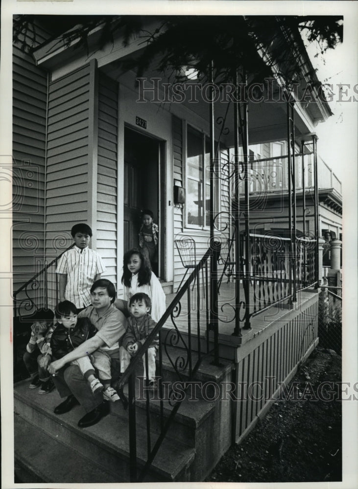 1990 Press Photo Laotian Refugee Cha Dang Xiong Sits On Porch With Children- Historic Images