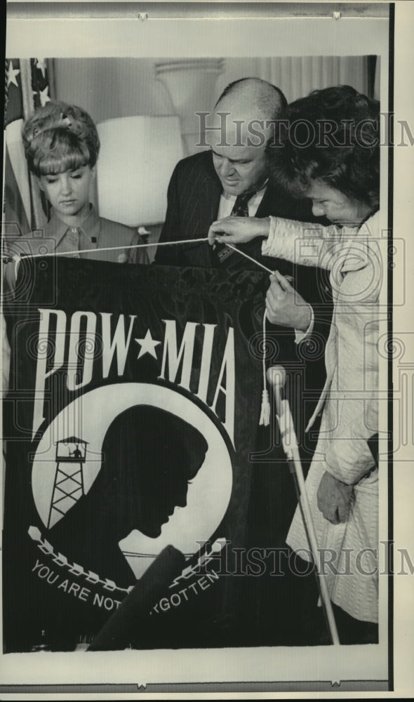 1972 Evelyn Grubb presents POW flag to Melvin Laird at the Pentagon - Historic Images