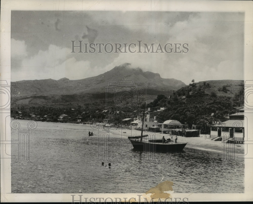 1940 Press Photo Mount Pelee Behind Beach Scene At St. Pierre, Martinique - Historic Images