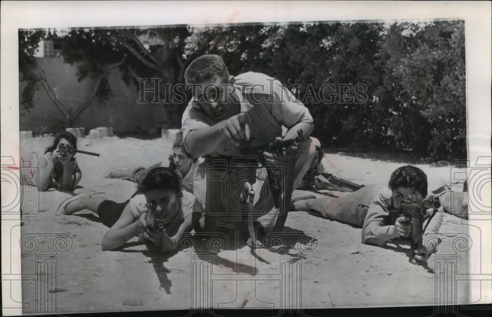 1958 Press Photo An instructor shows rebels how to aim and fire rifles, Lebanon - Historic Images