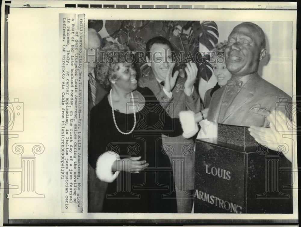 1971 Louis Armstrong&#39;s widow at an unveiling of a sculpture, Italy - Historic Images