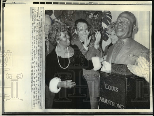 1971 Louis Armstrong's widow at an unveiling of a sculpture, Italy - Historic Images