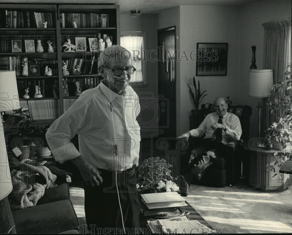 1986 Press Photo Ben Lawton talking with former Sen. Gaylord Nelson at home- Historic Images