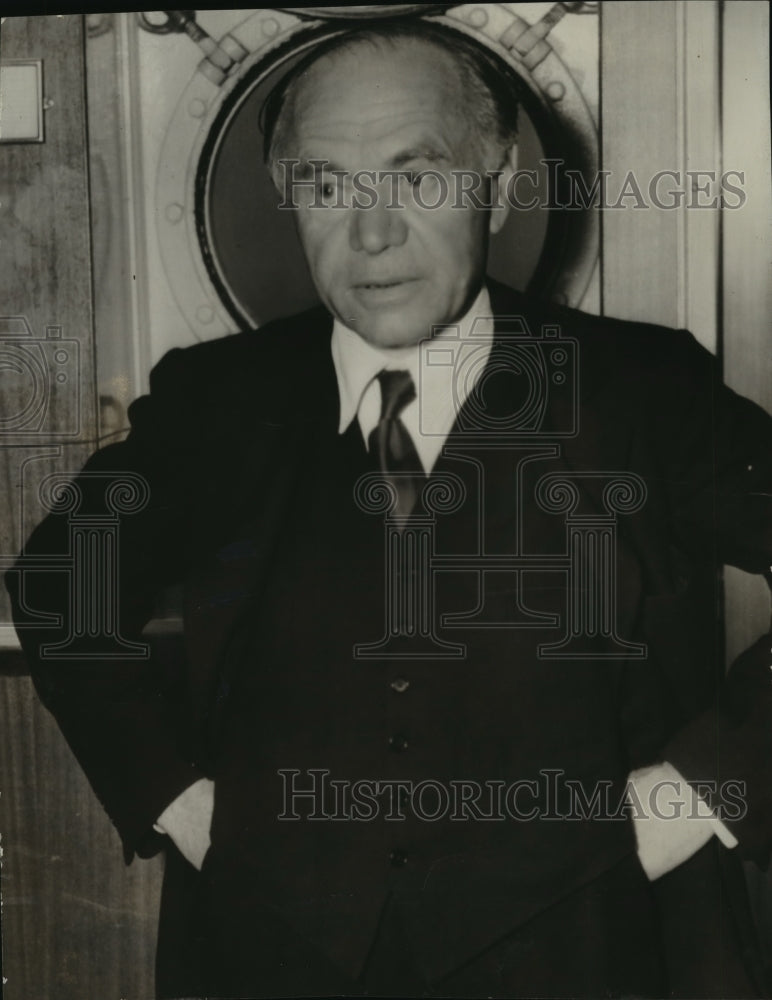 1939 Press Photo Lord Beaverbrook, British publisher facing reporters, New York - Historic Images