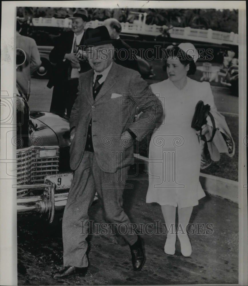 1946 Publisher, Lord Beaverbrook & nurse outside Maimi hospital, FL - Historic Images
