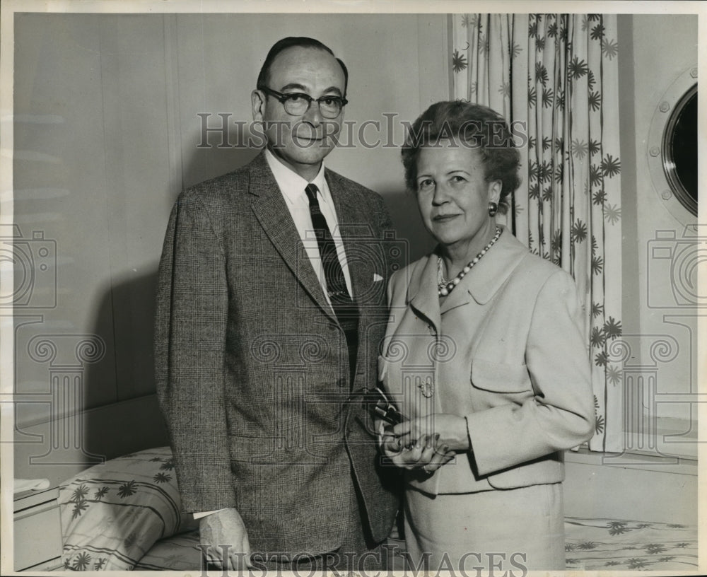 1962 Mr. and Mrs R. W. Bayerline of Milwaukee on Grace Line cruise - Historic Images
