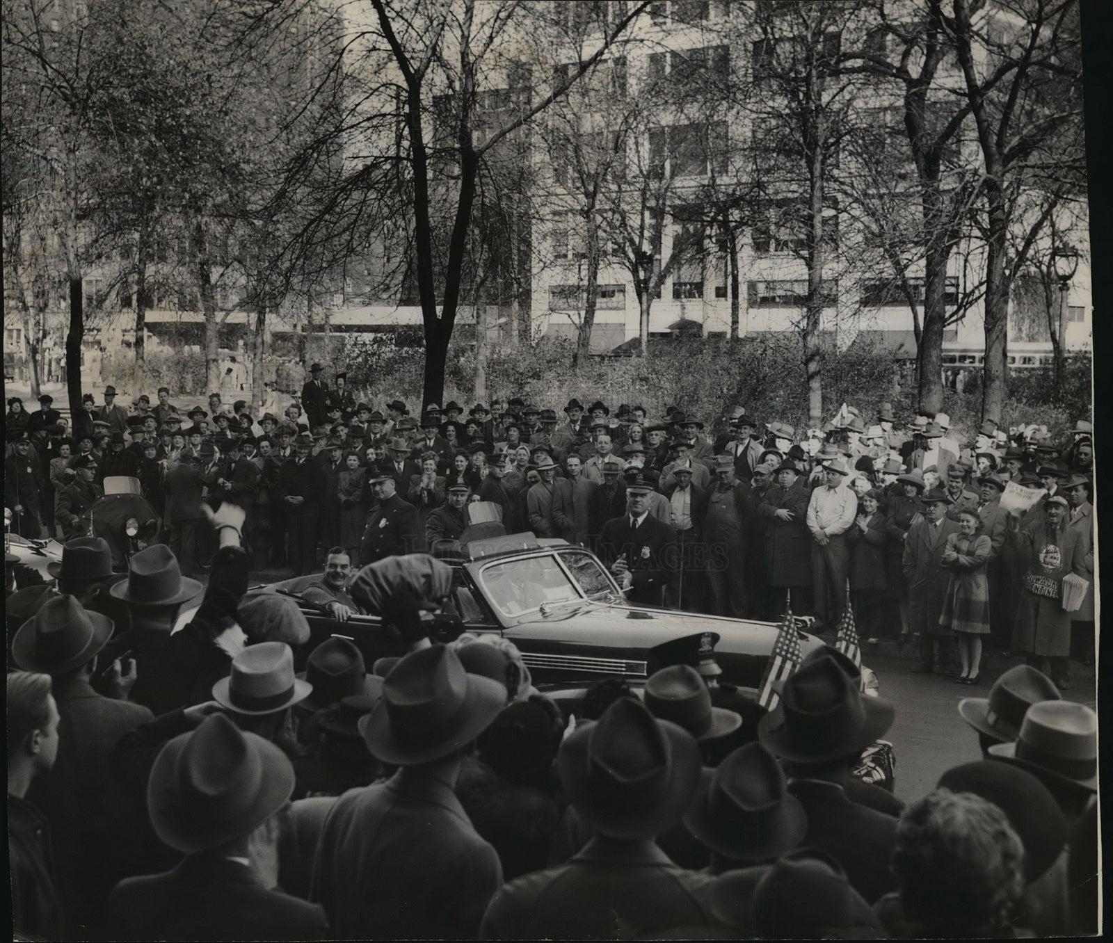 1944 Press Photo Milwaukeeans greeted Gov. Thomas Dewey after his arrival- Historic Images