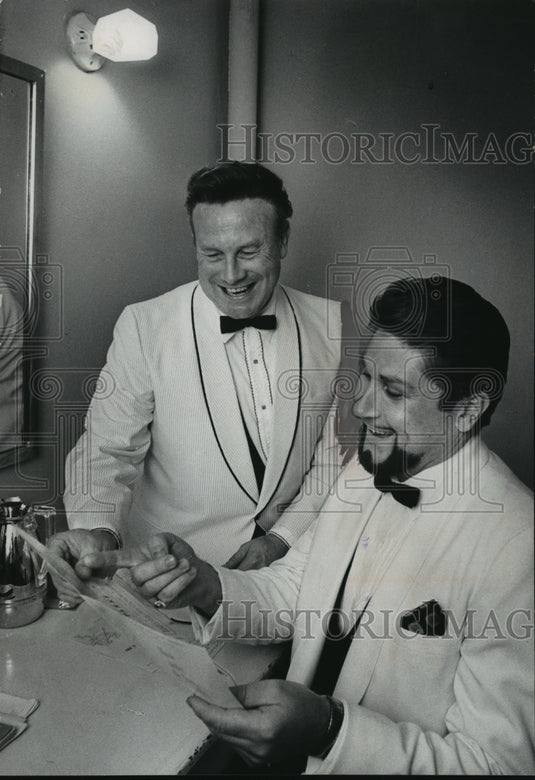 1969 Press Photo John Alexander, Metropolitan Opera Company, with Sherill Milnes-Historic Images