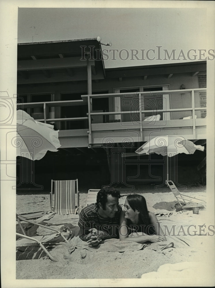 1967 Press Photo Herbert Alpert, and wife Sharon, at their Malibu beach house.-Historic Images