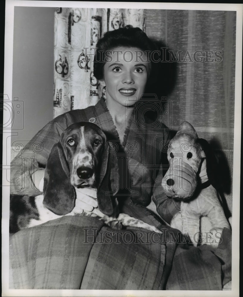 1955 Press Photo Patricia Breslin with Dog Cleo in &quot;The People&#39;s Choice&quot;-Historic Images