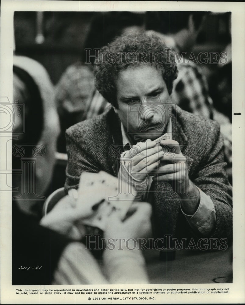 1978 Press Photo Richard Dreyfuss Plays Poker in &quot;The Big Fix&quot; - mjx01648-Historic Images