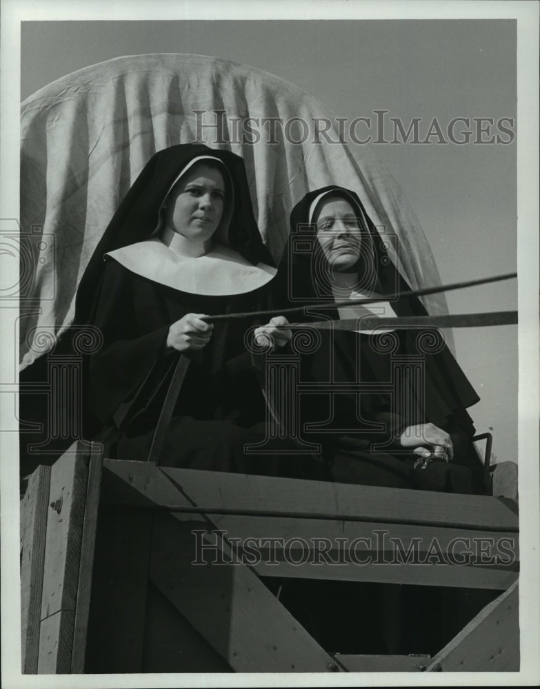 1967 Press Photo Kim Darby and Signe Hasso on &quot;The Road West&quot; - mjx01734-Historic Images