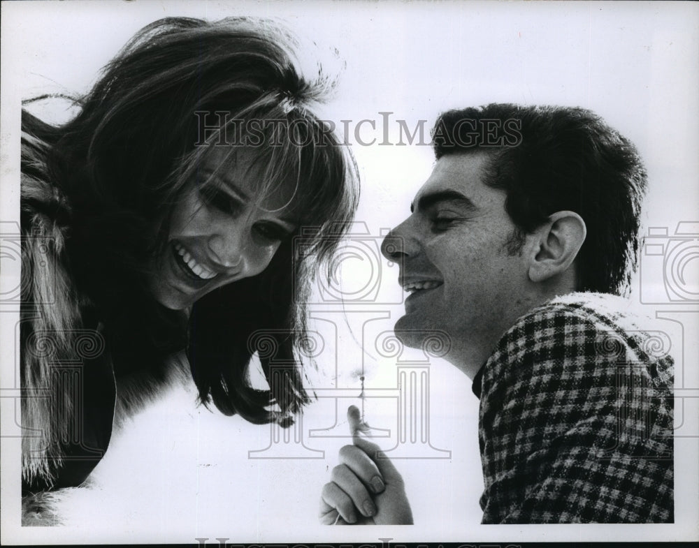 1967 Press Photo Richard Benjamin, and wife, Paula Prentiss, on &quot;He &amp; She.&quot;-Historic Images