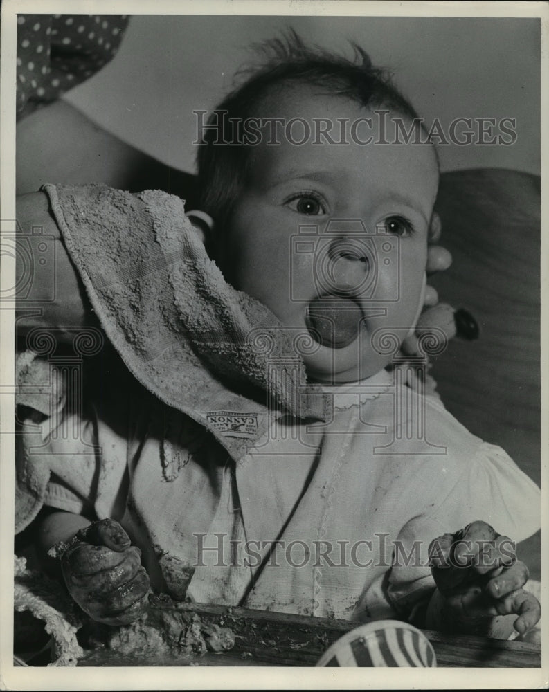 1945 Press Photo Baby from Milwaukee Journal Sentinel &quot;Dear Daddy&quot; - mjx01968-Historic Images