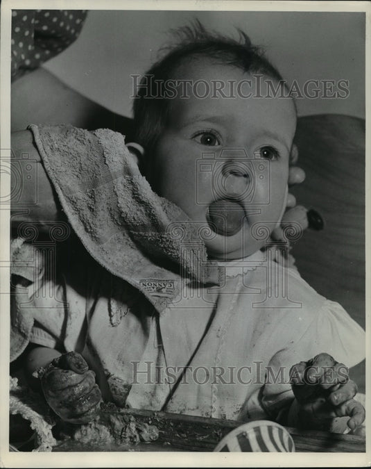 1945 Press Photo Baby from Milwaukee Journal Sentinel "Dear Daddy" - mjx01968-Historic Images